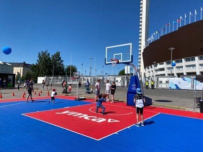 <b>Heinola YMCA:n 3x3 kenttä</b><br>Kasattuna Helsingin Olympiastadionin pihalle