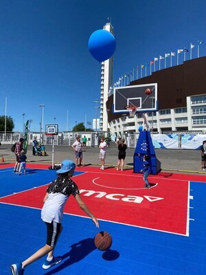 <b>Heinola YMCA:n 3x3 kenttä</b><br>Kasattuna Helsingin Olympiastadionin pihalle